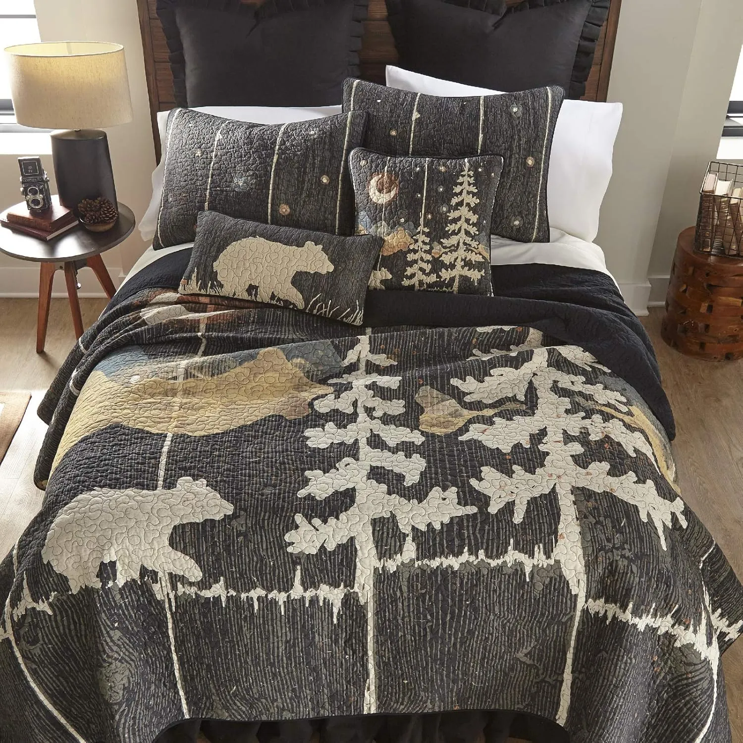Donna Sharp Full/Queen Bedding Set - 3 Piece - Moonlit Bear Cotton Lodge Quilt Set with Full/Queen Quilt and Two Standard Pillow Shams - Fits Queen Size and Full Size Beds - Machine Washable