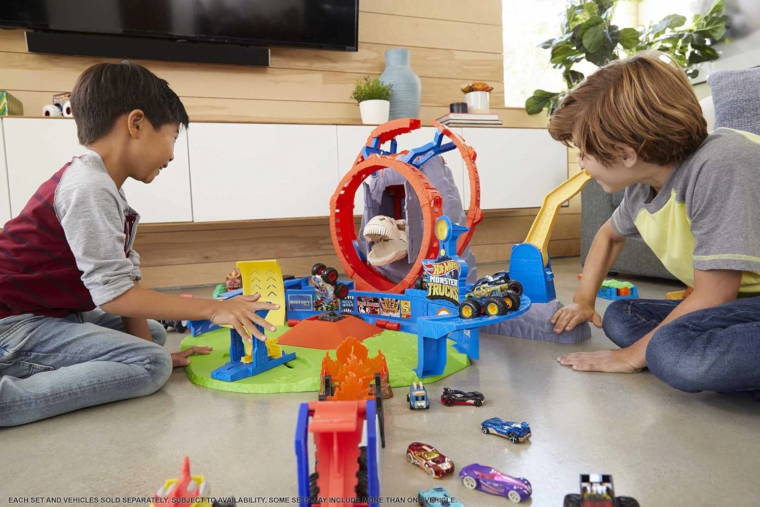 HOT WHEELS Monster Trucks Launch & Bash Playset with Launcher, 4 Crushed Cars, 1 1:64 Scale Monster Truck, Landing Zone for Stunting, Crashing Action Great Gift for Kids Ages 4-5-6-7-8