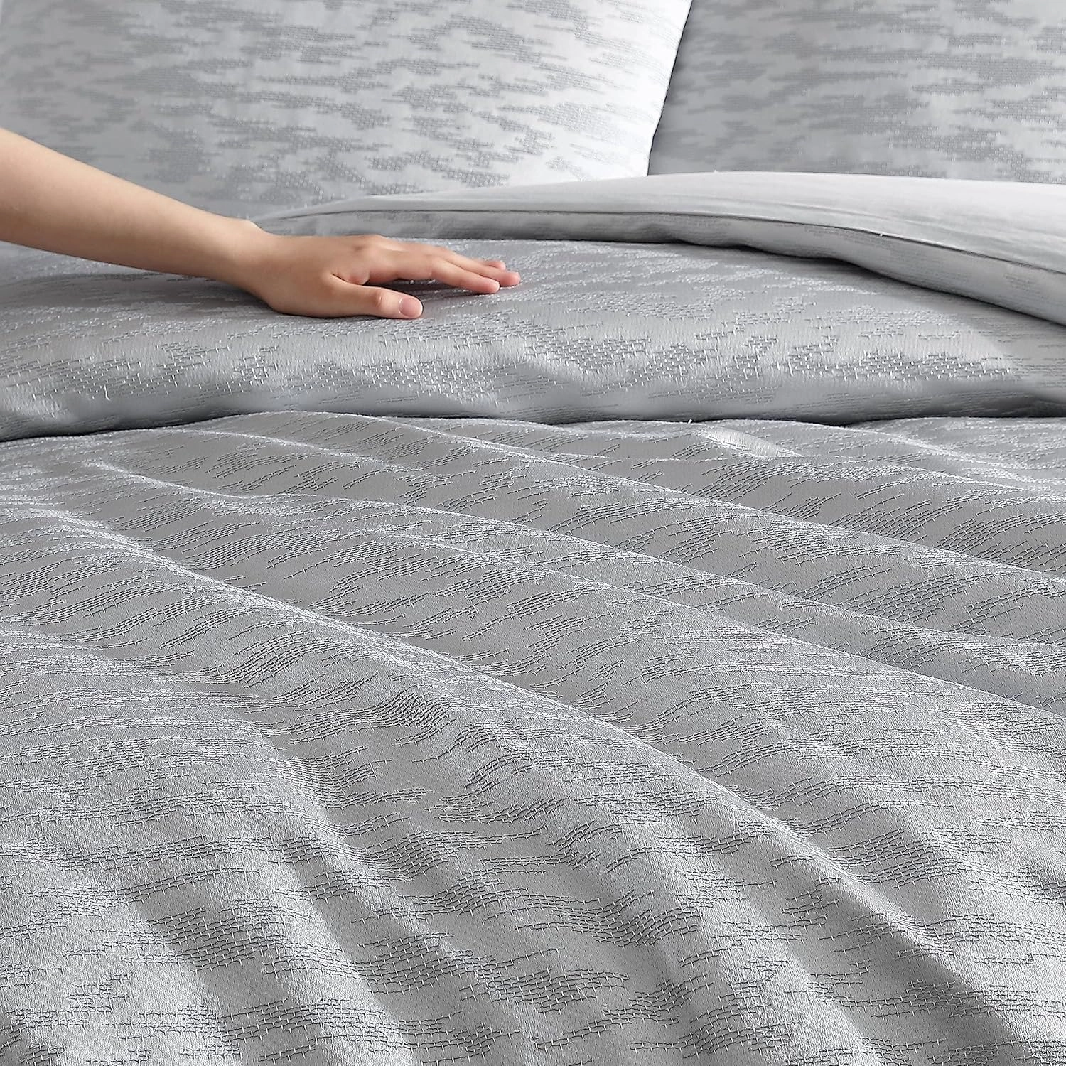 Vera Wang - Queen Comforter Set, Luxury Bedding Set with Matching Shams, Chic Room Essentials (Illusion Grey, Queen)