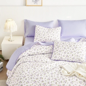 Wake In Cloud - Floral Quilt Set, Coquette Cottagecore Shabby Chic Flower Pattern for Women Teen Girls, Reversible Lightweight Bedspread Coverlet, 3 Pieces, White Purple, King Size